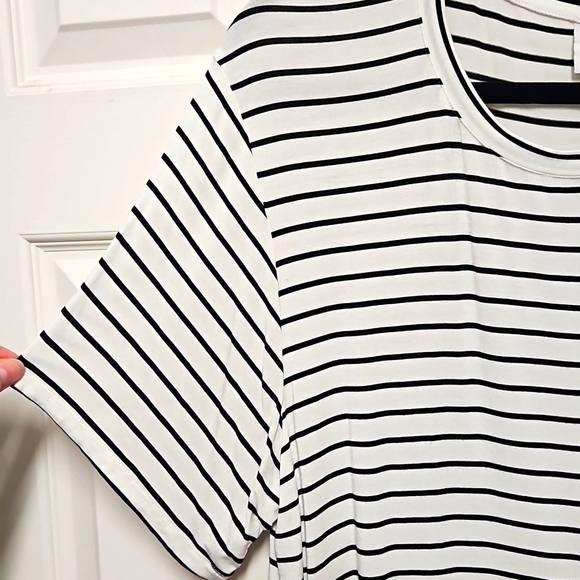 J.o&Co White and Black Stripe Super Soft Knit Scoop Neck T-shirt Large EUC - Picture 2 of 4